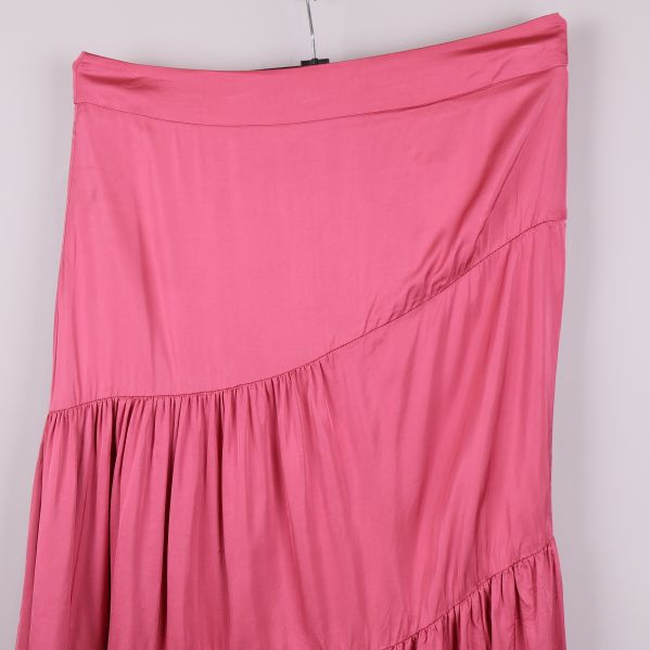 Detaljbild på övre delen av rosa kjolen