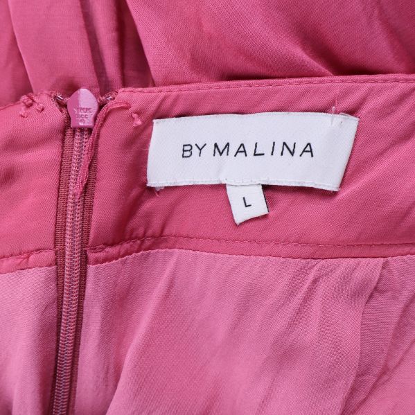 Närbild på By Malina-etikett och blixtlås