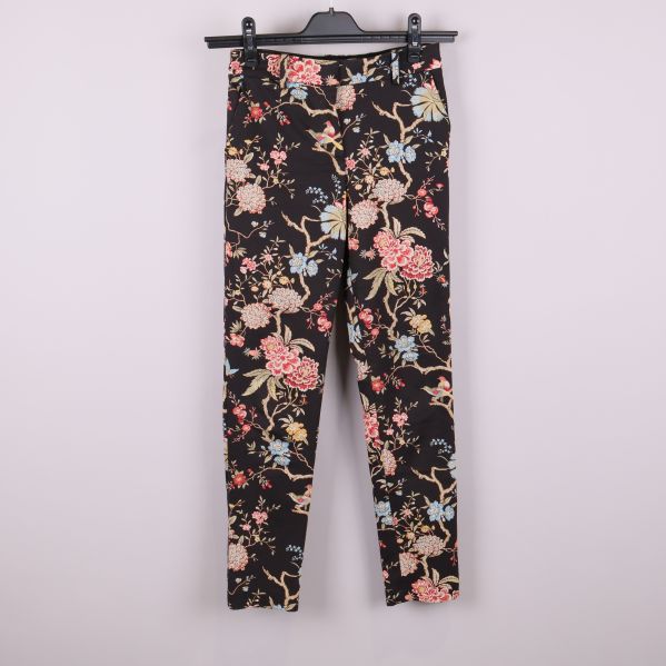 Framsidan av svarta byxor med blommigt mönster
