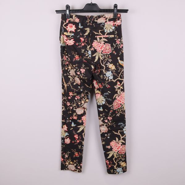 Baksidan av svarta byxor med blommigt mönster