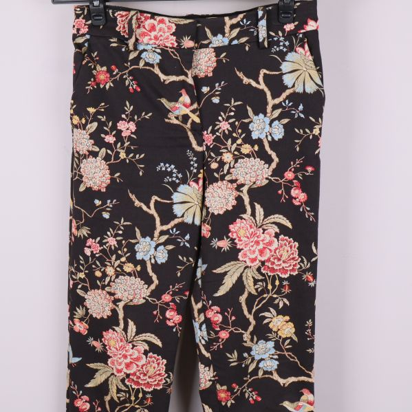 Främre detaljer och midja på blommiga byxor