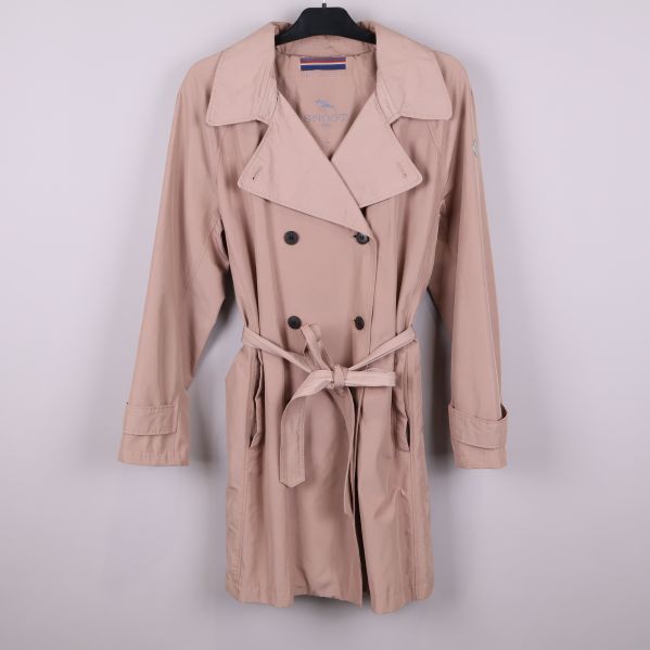 Framsidan av lång beige trenchcoat med knytskärp
