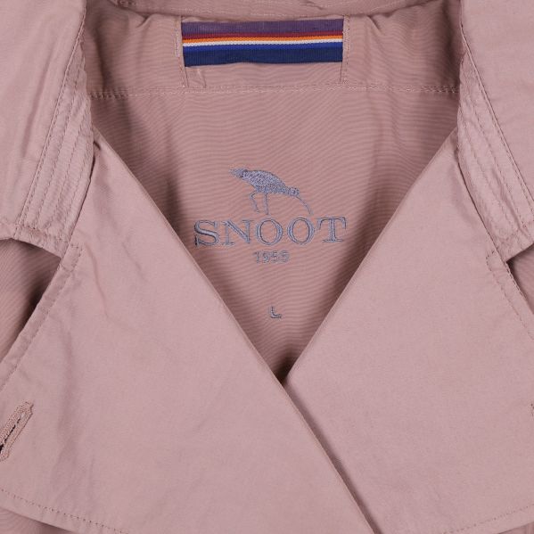 Närbild på trenchcoatens krage och Snoot-logotyp