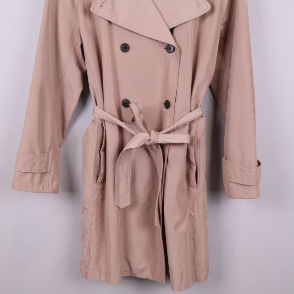 Nedre del av trenchcoatens framsida och detaljer på bältet