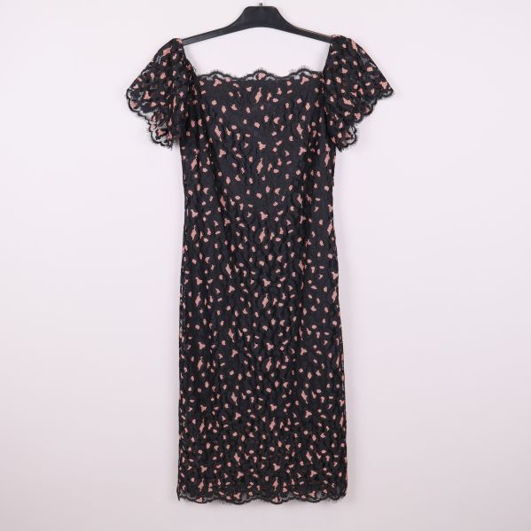 Svart spetsklänning med rosa mönster visad framifrån 