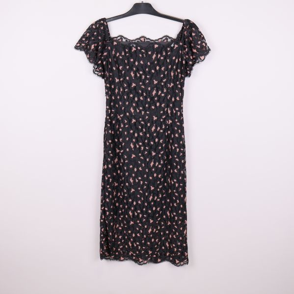 Svart spetsklänning med volangärmar och rosa detaljer bakifrån