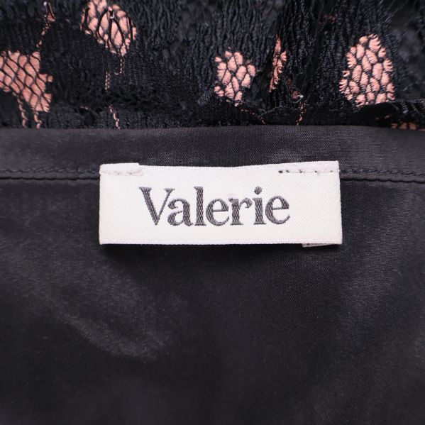 Närbild på Valerie-märke inuti svart klänning