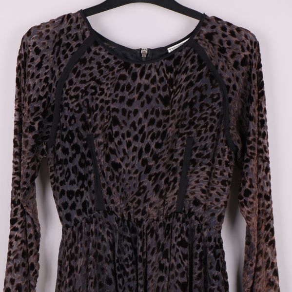 Närbild på överdel med leopardmönster och sömmar