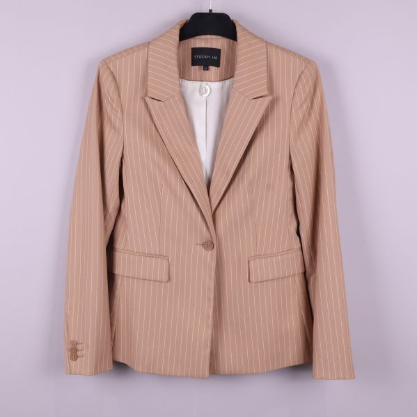 Beige kavaj med vita smala ränder framifrån 