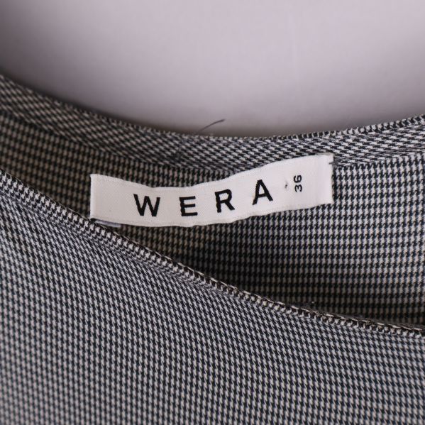 Närbild på Wera-märkesetikett i blusens nacke