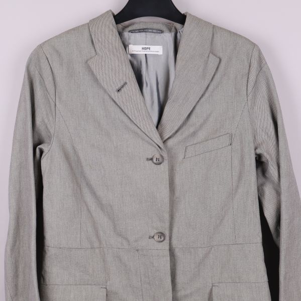 Kavajens överdel framifrån med fickor och knappar