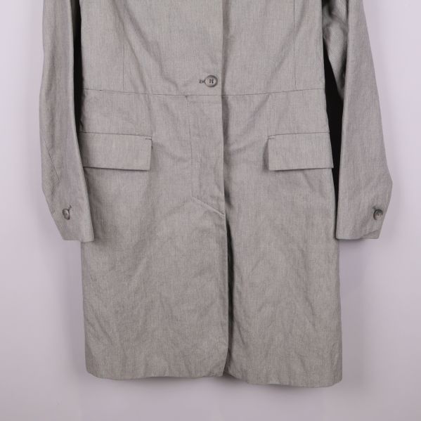 Kavajens nederdel och ärmslut med knappdetaljer