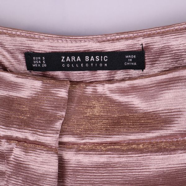 Närbild på etikett Zara Basic Collection insydd i linning