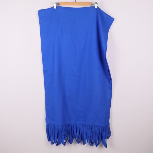 Helblå sjal med fransar visad bakifrån 