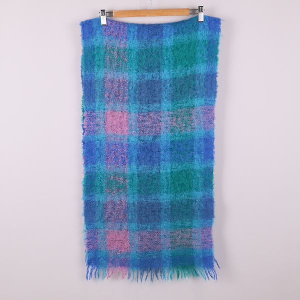 Lång rutig halsduk hängande med färgglada fält