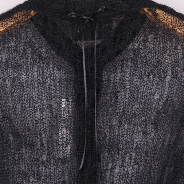 Närbild detalj rosett bak på svart kofta