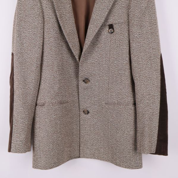 Blazer framtill i helbild med fickor och knappar