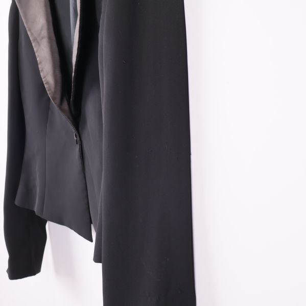 Svart kavajs ärm och krage i sned vinkel