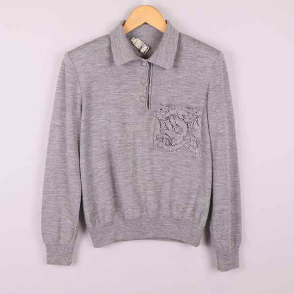 Stickad grå tröja med spetsficka och krage