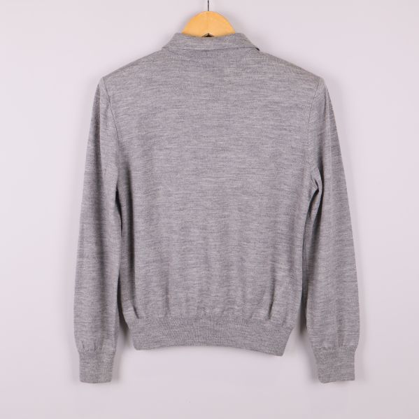 Baksida av stickad grå tröja