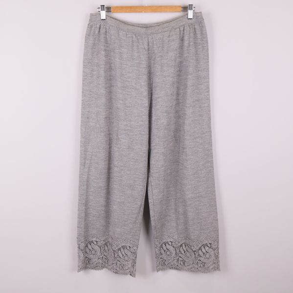 Byxa i grått stickat tyg med spets vid benslut