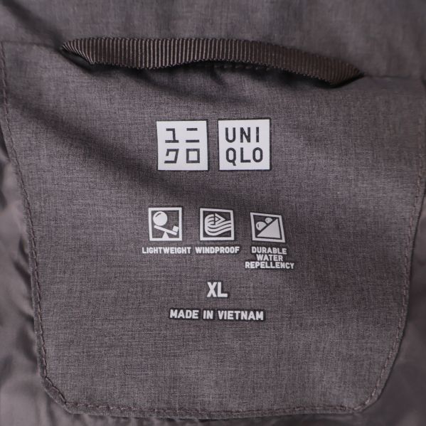 Jackans innerkrage med Uniqlo-logga och storlek XL
