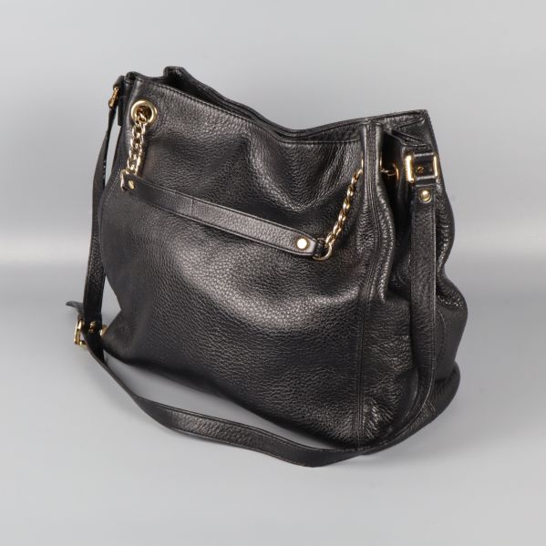 Svart axelremsväska med kedjehandtag och guldspännen