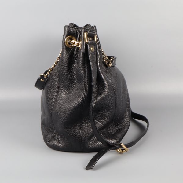 Sidan av svart väska med justerbar axelrem och kedja