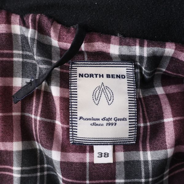 Närbild på rutigt innerfoder och etikett från North Bend