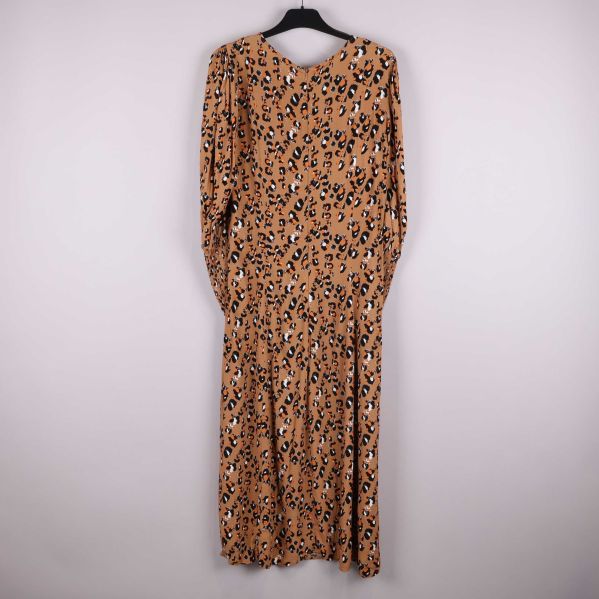 Leopardmönstrad klänning bakifrån