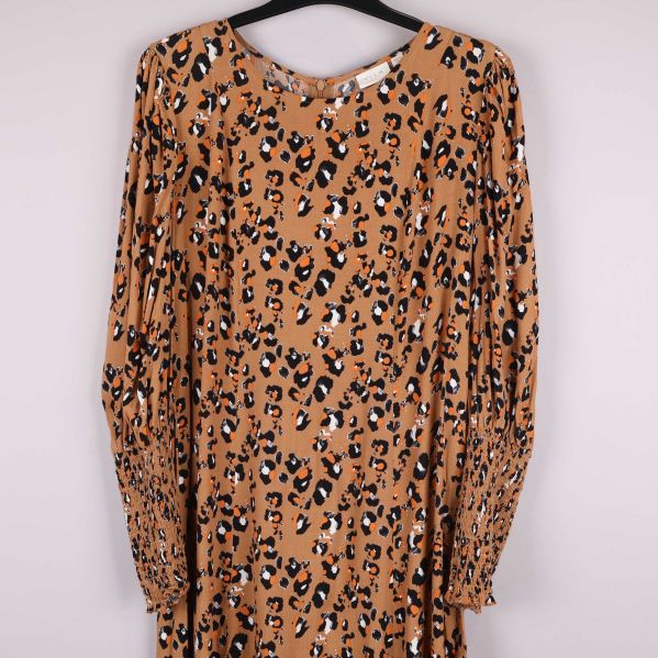 Dragkedja och mönsterdetaljer