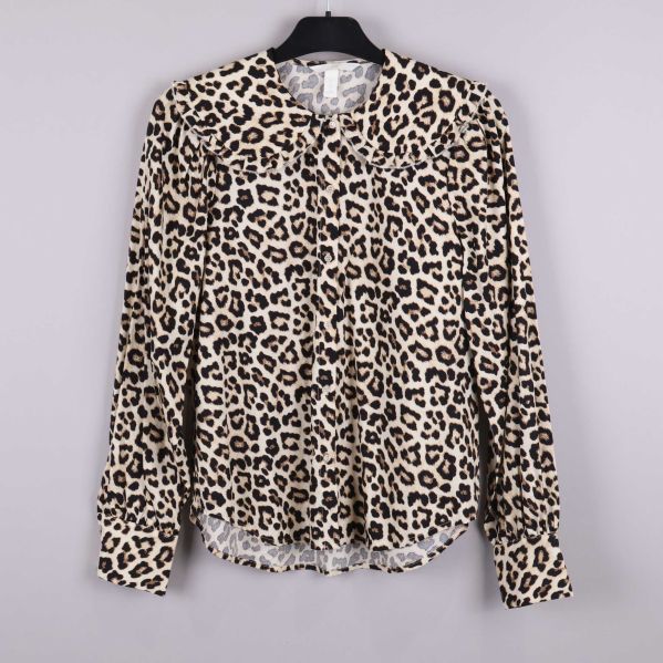 Blus i leopardmönster, framifrån