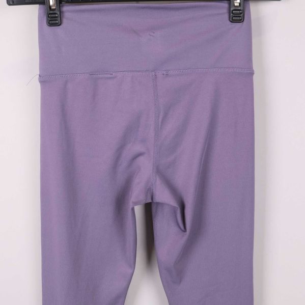 Lila leggings bakifrån