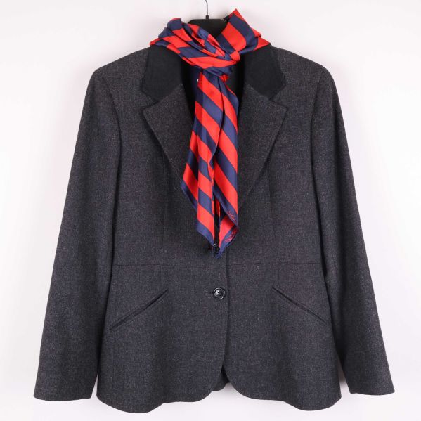 Kavaj med scarf framifrån