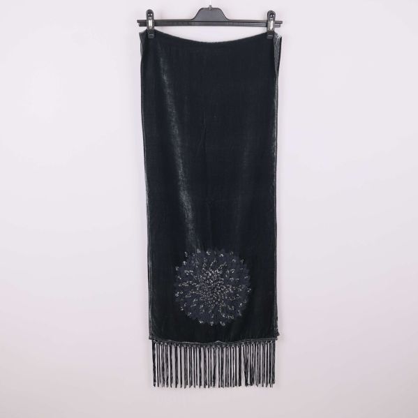 Scarfen visad bakifrån med brodyr och långa fransar