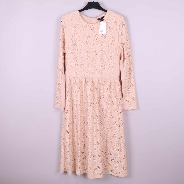 Ljusrosa spetsklänning framifrån