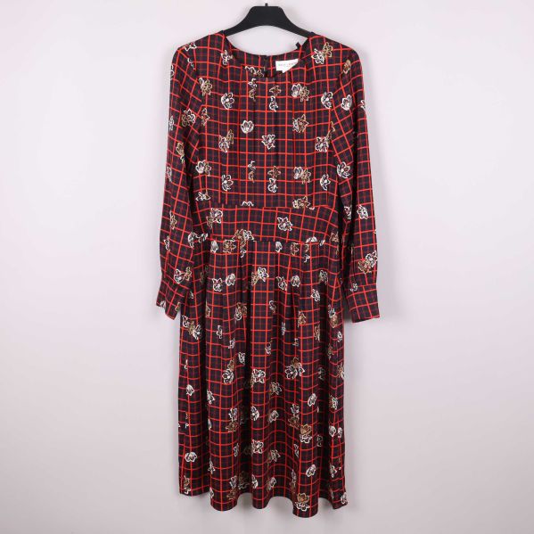 Framifrån bild på långärmad rut- och blomklänning