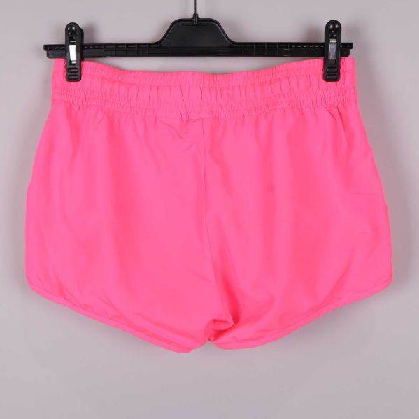 Baksidan av starkt rosa sportshorts med elastisk midja