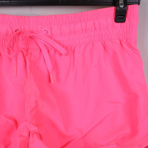 Detaljbild av midja och dragsko på rosa shorts