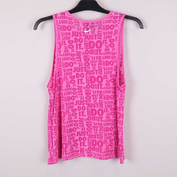 Baksida av rosa linne med Just Do It-tryck