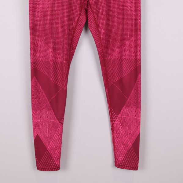 Nederdel av tights med tydligt grafiskt mönster