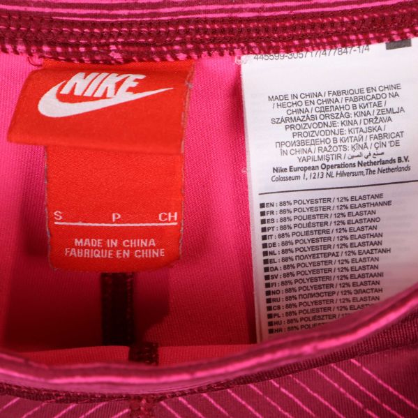 Närbild på Nike logotyp och storleksetikett i tightsen