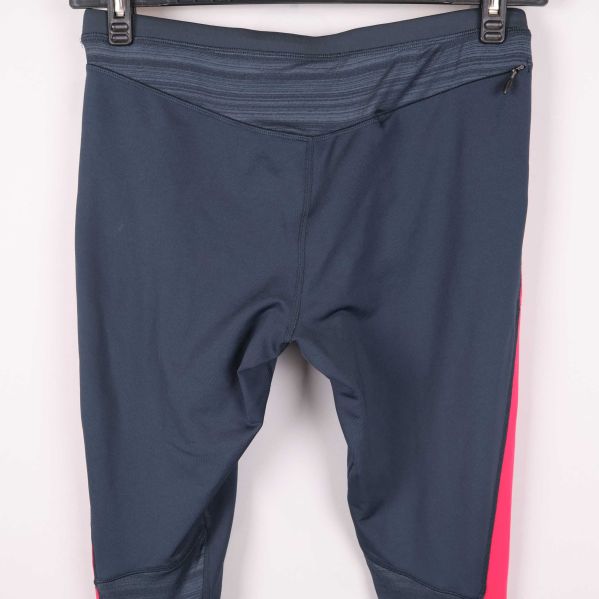 Närbild på midja och etikett