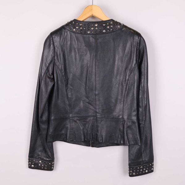 Baksidan på jackan med nitar