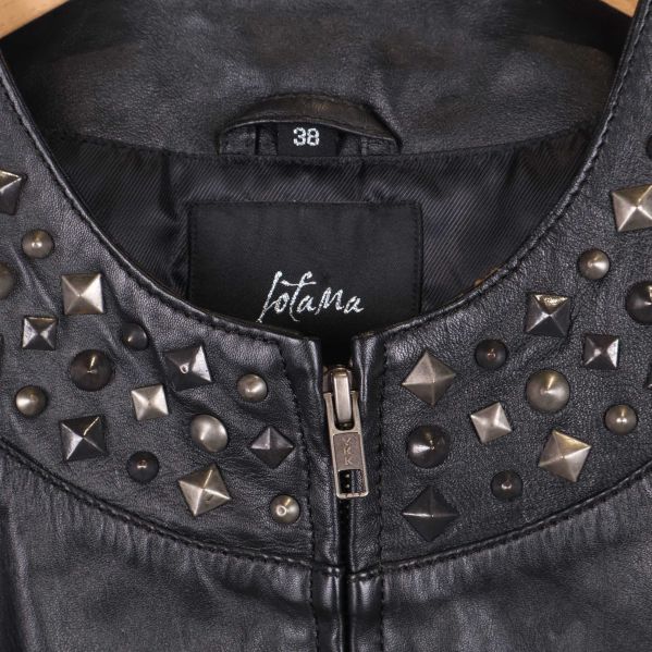 Detaljbild på nitar vid hals