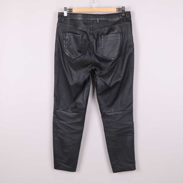 Baksida av byxor med fickor