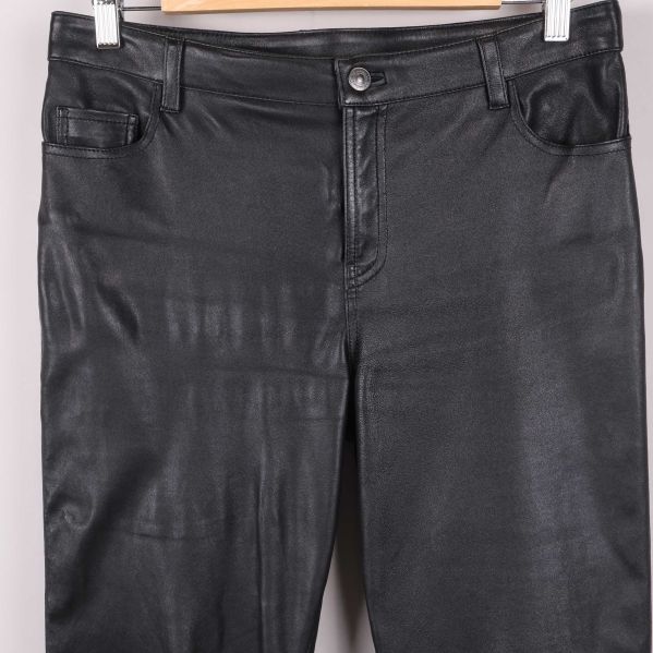 Knapp och midjedetaljer fram