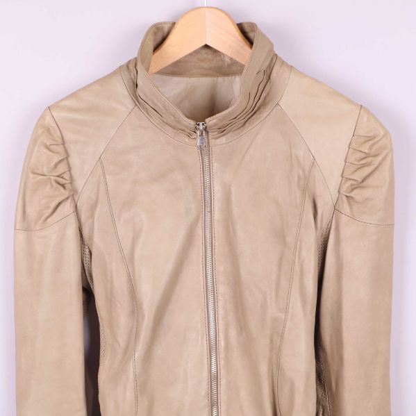 Detaljerad krage och axel