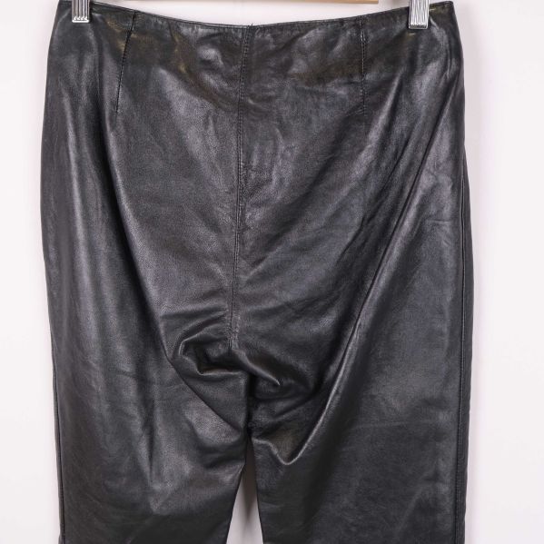 Detalj bakdel svarta byxor