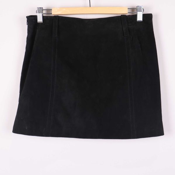 Kort svart kjol baksida